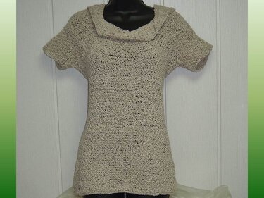 Beiges Kurzarm-Strickshirt mit weitem Schalkragen auf Schneiderpuppe