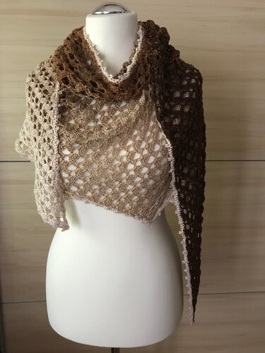 Dreieckiger Drachenschwanz-Schal mit offenem Maschenmuster in Beige und Braun