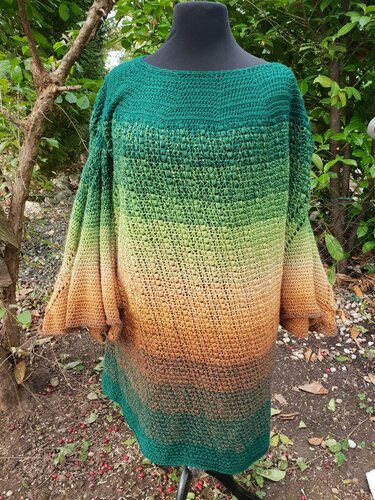 Gehäkelter Damenpullover in Ombre-Grün bis Orangebraun auf schwarzer Schaufensterpuppe