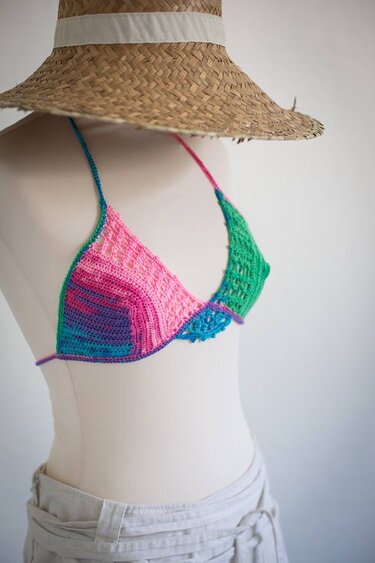 Schaufensterpuppe mit gehäkeltem Triangel-Top in Pink, Blau und Grün und Strohhut