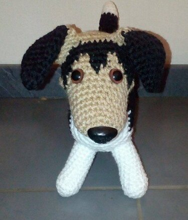 gehäkelter Amigurumi-Hund in Beige, Schwarz und Weiß mit Sicherheitsaugen