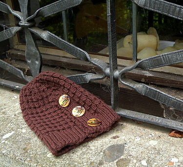 Buttoned hat in bamboo stitch knitting pattern "Girl from Paris"