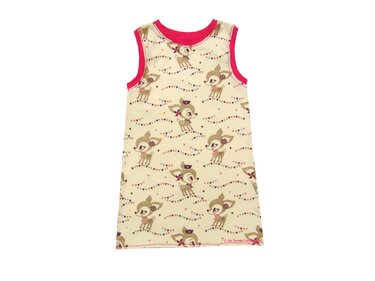 Ärmelloses cremefarbenes Kinderkleid mit pinken Einfassungen und Rehmuster sowie bunten Wimpelketten