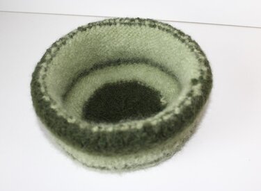 Utensilo, Körbchen, Osterkorb, rund, gestrickt und gefilzt, aus Wollresten - Felting