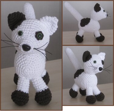 Dreiteilige Collage einer gehäkelten Amigurumi-Katze in weiß mit dunkelbraunen Flecken, grünen Augen und schwarzen Schnurrhaaren, Vorder- und Seitenansichten