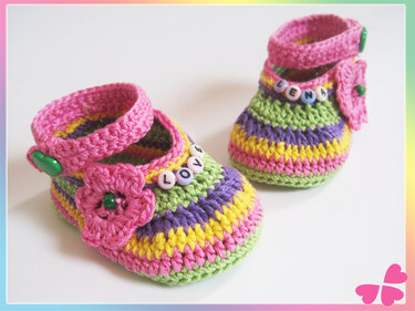 Gehäkelte gestreifte Babyschuhe Ballerinas mit Blüte und Buchstabenperlen