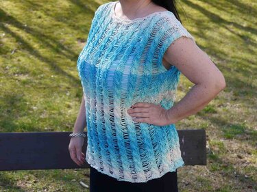Blau-weißes Ajour-Stricktop mit Farbverlauf und kurzen Ärmeln