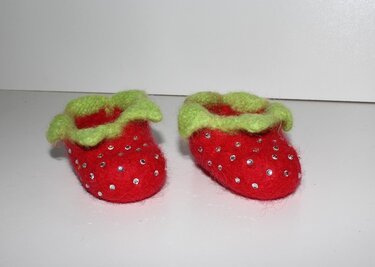 Rote Strickfilz-Babyschuhe mit grünem Rüschenrand und silbernen Pailletten, Erdbeer-Motiv