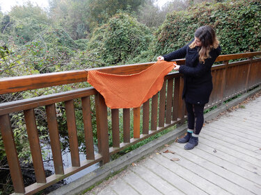 Sideways knitted shawl in garter stitch with tiny stripes "Garter Cloud" - Knitting