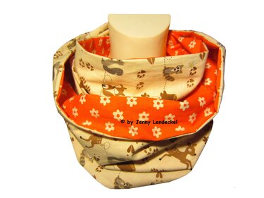 Wendbarer Loopschal mit cremefarbenem Waldtiermuster außen und orange-weißem Blumenmuster innen, auf einer Halsbüste.