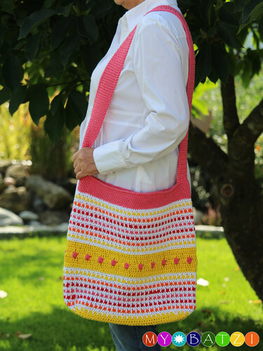 Gehäkelter Shopper mit Streifen in Gelb, Rosa, Weiß und Orange, mit rosa Schultergurt