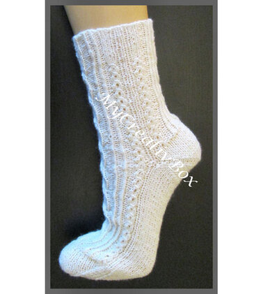 Wadenlange weiße gestrickte Socke mit Ajour- und Zopfmuster vor dunklem Hintergrund