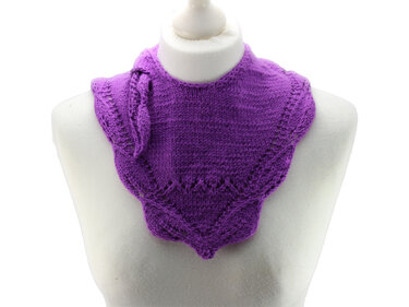 Violettes, dreieckiges Strickhalstuch auf weißer Schaufensterpuppe mit feinem Ajourrand und geflochtenem Zierdetail