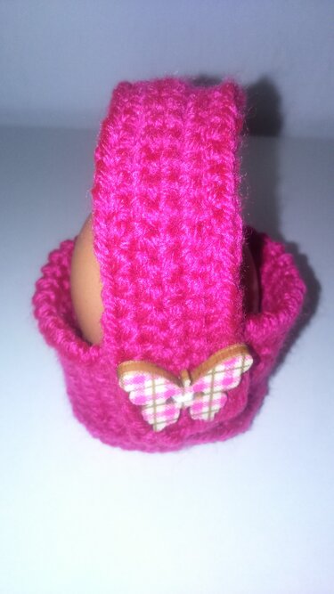 Handgehäkelter pinker Osterkorb mit Henkel, Holzschmetterling und Ei