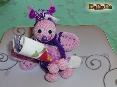 Gehäkelte rosa‑lila Insektenfigur mit Serviettenhalter‑Funktion