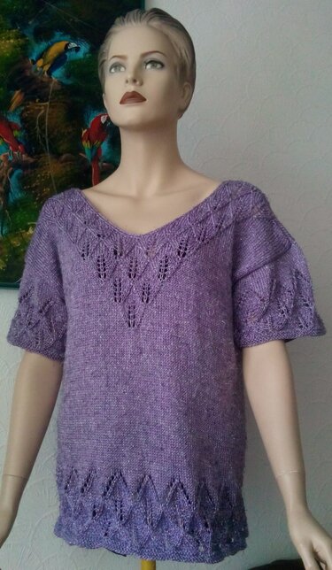 Lila Strickpullover mit Ajourmuster-Bordüre an Saum, V-Ausschnitt und Ärmeln, getragen von einem Mannequin