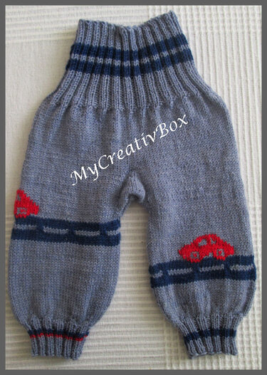 Gestrickte hellgraue Babyhose mit dunkelblauen Streifen und roten Auto-Motiven