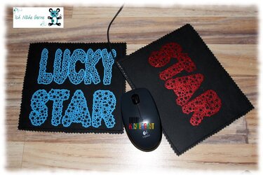 Zwei schwarze Mauspads mit punktiertem Lettering 'LUCKY STAR' (blau) und 'MAMA' (rot) sowie einer Maus als Größenreferenz