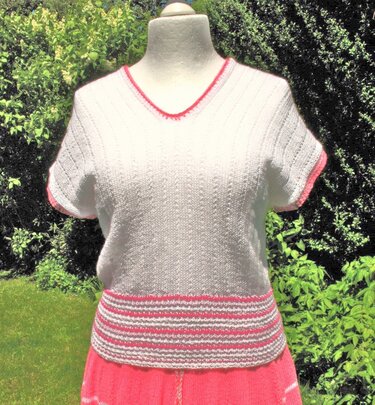 Weißes gestricktes Damen-Top mit V-Ausschnitt und rosa Streifenbund auf Schaufensterpuppe