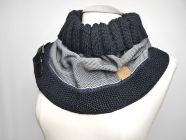 Gestrickter Loop-Schal dunkelblau mit hellgrauem Innenfutter auf einer Schaufensterpuppe