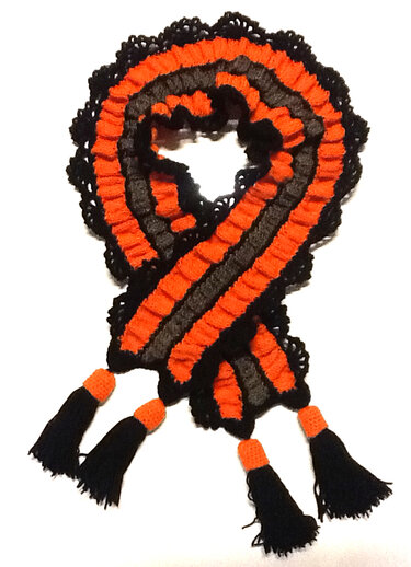 Statement-Schal mit Rüschenstreifen in Orange, Schwarz und Grau und vier Quasten