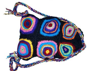 Gehäkelter Rucksack aus schwarzen Granny-Squares mit bunten konzentrischen Kreisen und geflochtenen Trägern