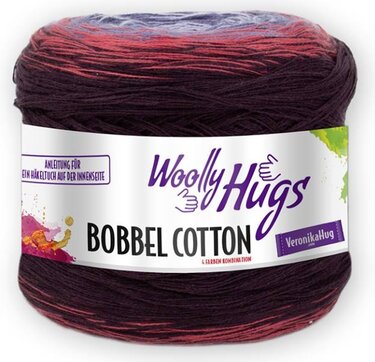 Baumwoll‑Bobbel mit Farbverlauf von Rot über Violett bis Blau auf hellem Hintergrund