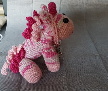 Gehäkeltes rosa Amigurumi-Einhorn mit Schlüsselring, Seitenansicht