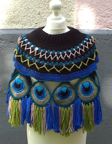 Gehäkelter Damenponcho mit runden Motiven und bunten Fransen in Blau, Grün, Beige und Schwarz