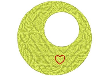 Gelbes rundes Lätzchen-Stickmotiv mit All-Over-Herztextur und einem kleinen roten Herz