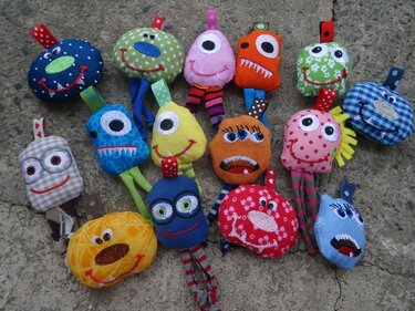 Monster ITH Anhänger + Kissen Stickdatei alle Größen von 6cm bis 28 cm - Sticken