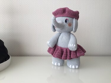 Häkelanleitung Elefant Dame mit Barett und Rock