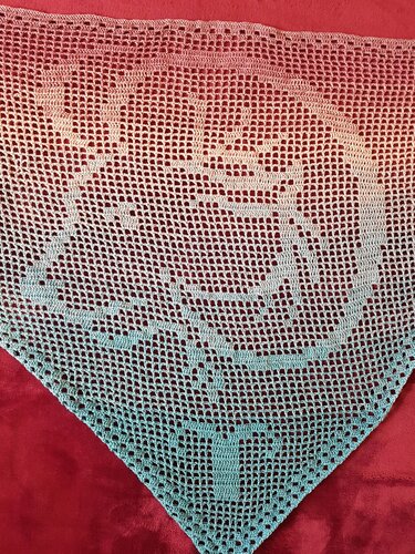 Filet-Häkel-Dreieckstuch mit stilisiertem Katzenkopf auf rotem Untergrund