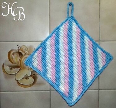 Gehäkelter Topflappen in quadratischer Form mit rosa, weiß und blau gestreiftem Muster und hellblauem Rand