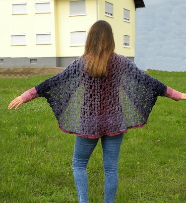 Rückansicht: gehäkelter Seelenwärmer mit Blau‑Lila‑Rotem Farbverlauf