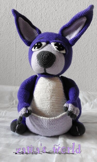 Gehäkeltes lila Amigurumi-Känguru mit Beutel, großen Ohren und hellgrauem Bauch