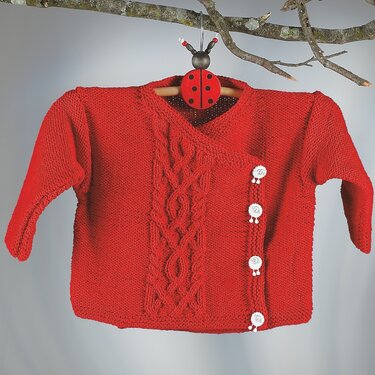 Rote gestrickte Babyjacke mit mittigem Zopfmuster, seitlicher Knopfleiste und Schäfchenknöpfen