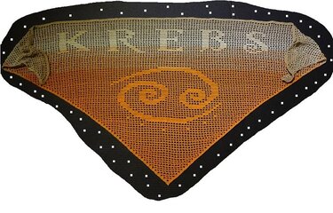 Handgehäkeltes Dreieckstuch mit dem Schriftzug KREBS und Krebs-Symbol in Beige, Orange und Schwarz