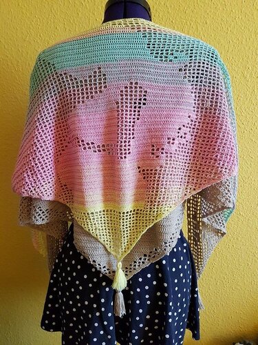 Gehäkeltes Dreieckstuch in Pastellverlauf mit Filetmotiv und Quaste auf Schneiderpuppe