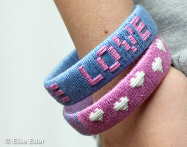 Bastelanleitung Armreif aus Wolle und PET-Flaschen mit Herzen - modern und lässig