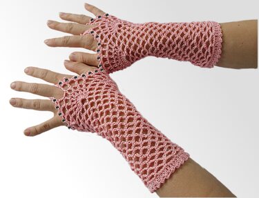 Fingerlose rosa gehäkelte Armstulpen mit Netzmuster und Perlenrand an zwei Händen