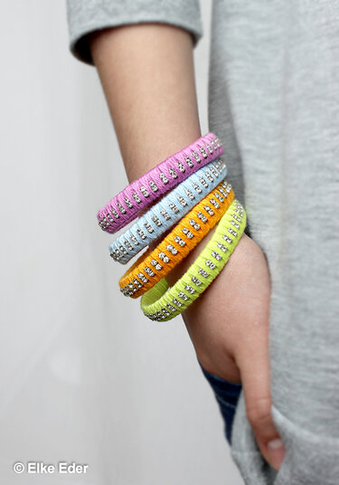 Bastelanleitung Armreif aus Wolle und PET-Flaschen mit Glitzersteinen- modern, bunt und lässig