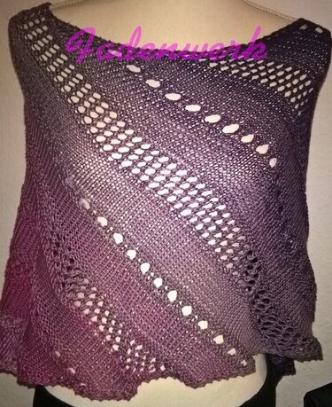 Gestricktes Dreieckstuch in lila Farbverlauf mit diagonalen Lochreihen auf einer Schneiderpuppe