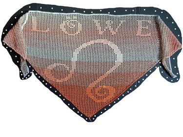 Dreieckiges gehäkeltes Tuch im Filetmuster mit Herzmotiv und Schriftzug LOVE, Farbverlauf creme bis orange