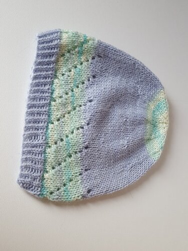 zartlila gestrickte Babymütze mit pastellgrün-meliertem Lochmusterstreifen und geripptem Bündchen