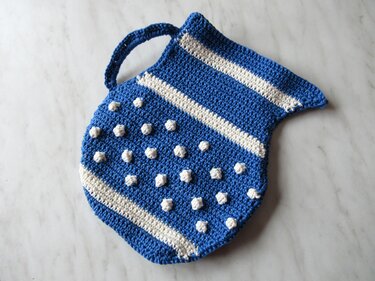 Maritimer gehäkelter Topflappen blau mit weißen Noppen