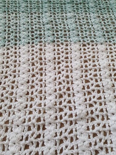 Handgehäkeltes Dreieckstuch in Weiß und Mintgrün mit durchbrochenem Muschelmuster