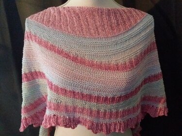 Gestricktes halbmondförmiges Tuch in Rosa- und Hellblau-Streifen mit gezackter Kante, auf Büste drapiert
