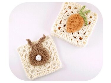 Zwei gehäkelte Granny‑Squares auf weißem Hintergrund: eines mit braunem Hasen und eines mit oranger Karotte.