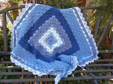 Häkelanleitung Babydecke - Aus der Mitte